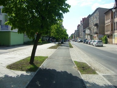 Obok nowego chodnika po stronie południowej wybudowano ścieżkę rowerową.  Fragment ul. Mickiewicza na wysokości ul. Lindego.