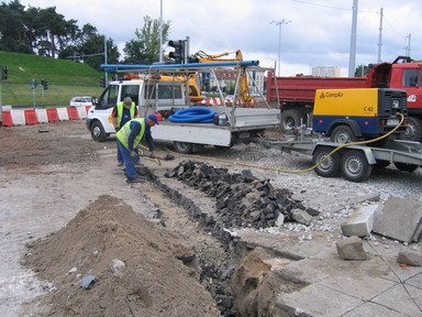Drogowcy z firmy Skanska podczas usuwania kolizji energetycznych