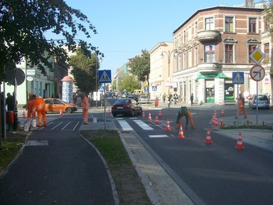 Drogowcy z firmy PBD Bielczyny podczas prac przy oznakowaniu ulicy  Skrzyżowanie z ul. Sienkiewicza – przebudowane tory tramwajowe