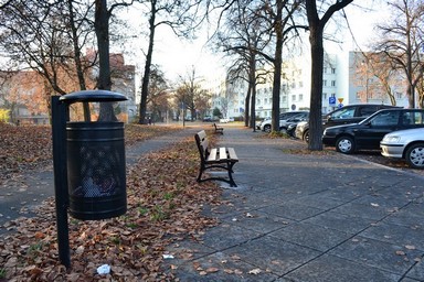 Na całej długości Mickiewicza zamontowano nowe ławki i kosze na śmieci