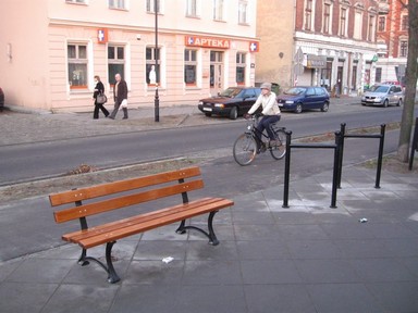 Długo oczekiwana ścieżka rowerowa i stojaki na rowery (na wysokości targowiska)