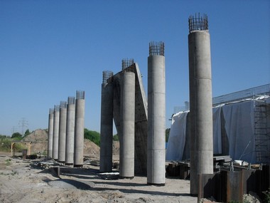 Pierwsze elementy wiaduktu były montowane pod koniec czerwca 2010 r.