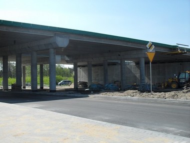 Część nowej infrastruktury drogowej: łącznica pod wiaduktem (kwiecień 2011 r.)