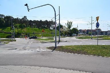 Nowe chodniki i ścieżki rowerowe wokół nowoczesnego ronda