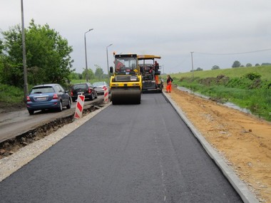 Na przebudowywanej ulicy Nieszawskiej został wylany nowy asfalt