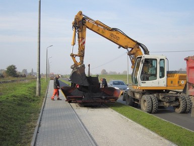 Roboty drogowe – układanie asfaltu na ścieżce rowerowej