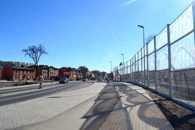Fragment gotowej infrastruktury drogowej – jezdnia zachodnia, chodnik,  droga rowerowa, zatoka autobusowa, ekrany akustyczne