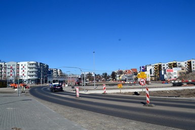 Na skrzyżowaniu TŚ z Szosą Chełmińską drogowcy kończą budowę ronda