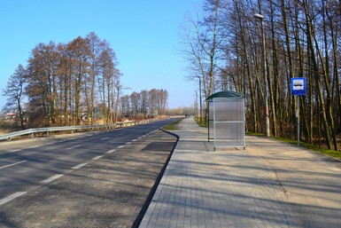 Na ul. Nieszawskiej pojawiły się zatoki autobusowe i wiaty dla pasażerów