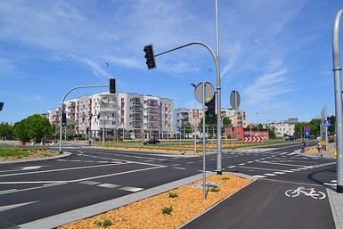 Skrzyżowanie o ruchu okrężnym Trasy Średnicowej z ul. Szosa Chełmińska. Prognozowane duże natężenie ruchu wymusza zastosowanie sygnalizacji świetlnej. 
