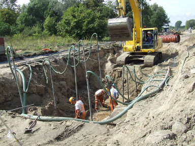 Odcinek Trasy Średnicowej w pobliżu Urzędu Celnego.  Odwodnienie wykopu podczas budowy kanalizacji deszczowej