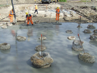 Wylewanie chudego betonu pod fundamenty przyszłej podpory wiaduktu
