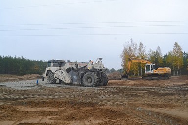 Fragment ul. Strobanda w budowie – drogowcy wykonują prace stabilizacyjne gruntu