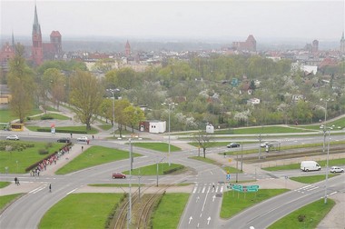 O rozwiązaniach drogowych na placu Bpa Chrapka zdecydowali mieszkańcy Torunia w czasie konsultacji drogowych, które odbyły się w 2011 r..