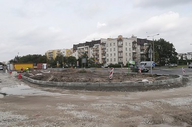 Budowa skrzyżowania z wyspą centralną na skrzyżowaniu Szosy Chełmińskiej z ul. Długą