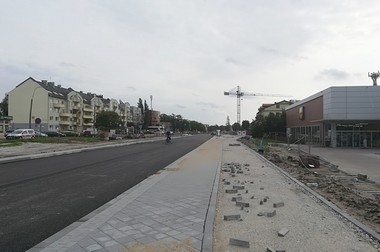 Jezdnia, chodnik i podbudowa drogi rowerowej przy Lidlu 