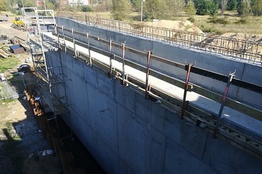 Budowa jednej ze ścian realizowanego wiaduktu północnego