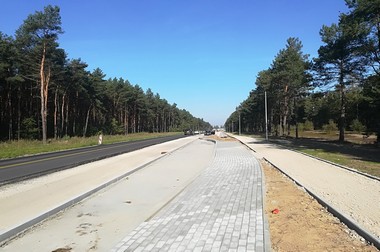Odcinek od ul. Włocławskiej do ul. Miodowej – podbudowa z kruszywa na jezdni i drodze rowerowej, zatoka autobusowa i nowy chodnik