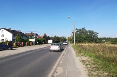 Jednostronny wąski chodnik po wschodniej stronie ul. Turystycznej